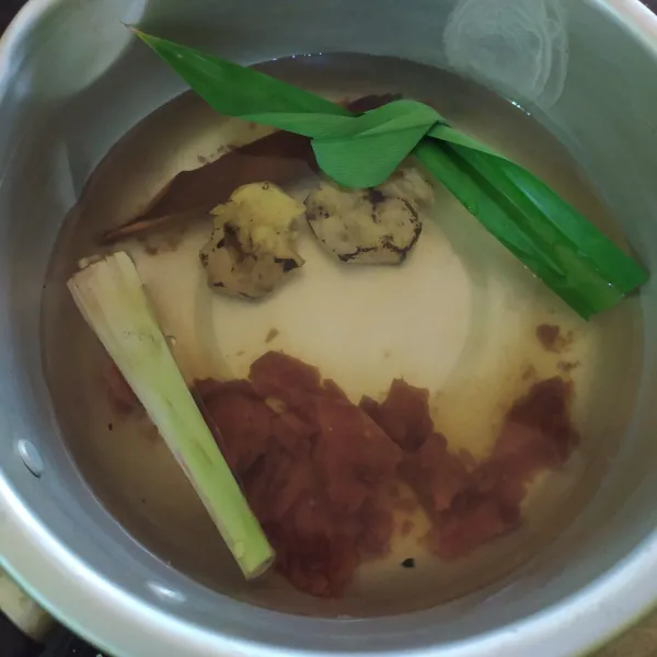 Tambahkan 500 ml air, masak hingga semua gula merah larut. Sajikan.