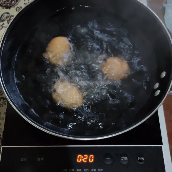 Telur ayam direbus 15 menit, kemudian angkat. Masukkan dalam air dingin, lalu kupas kulitnya.