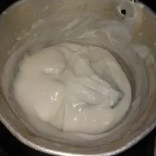 Campurkan tepung beras, santan, dan garam, lalu masak sampai mengental
