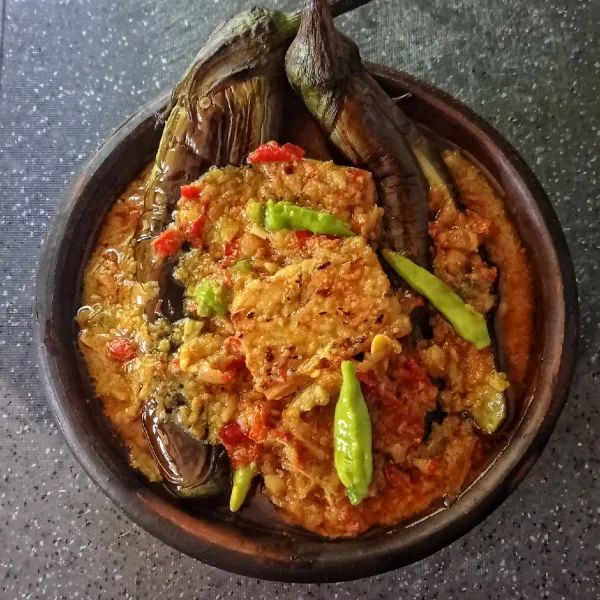 Tata dalam piring, terong dan tempe. Kemudian siram dengan kuah pecak. Sajikan selagi hangat.