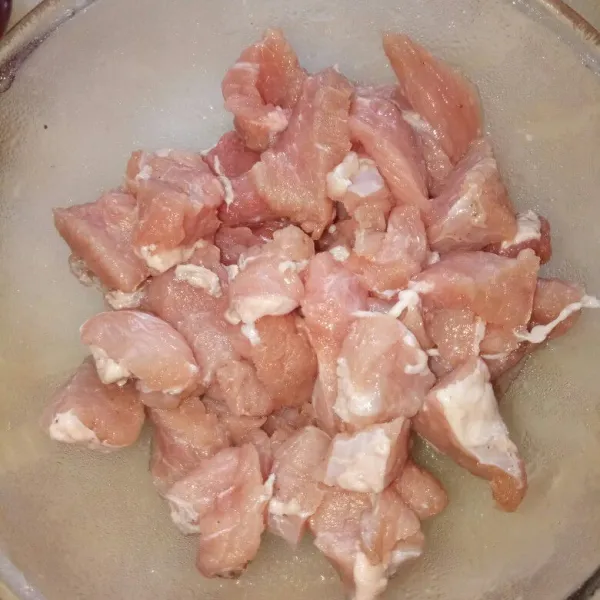 Cuci bersih daging sapi, iris tipis atau sesuai selera.