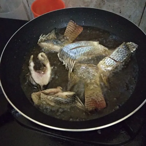 Panaskan minyak, goreng potongan ikan mujair hingga kering dan matang. angkat dan tiriskan.