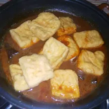 Masukkan tahu goreng, masak hingga air mengering dan bumbu meresap dengan permukaan tahu. Kemudian angkat dan sajikan selagi hangat