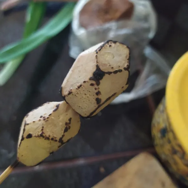 Bakar jahe hingga sedikit gosong.