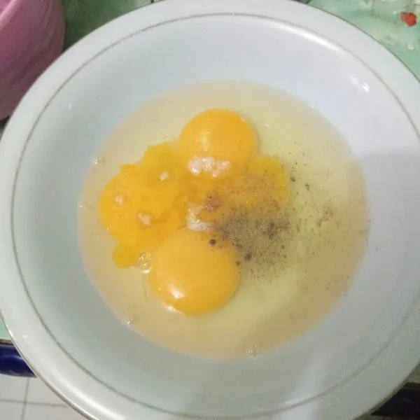 Campurkan telur, garam dan merica lalu kocok lepas.