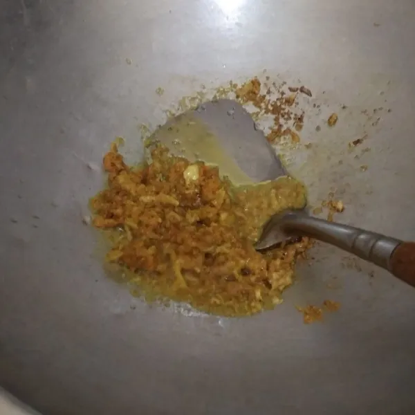 Panaskan 3 sdm minyak goreng, tumis bumbu halus hingga harum.