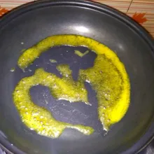 Panaskan margarin hingga meleleh merata ke permukaan wajan