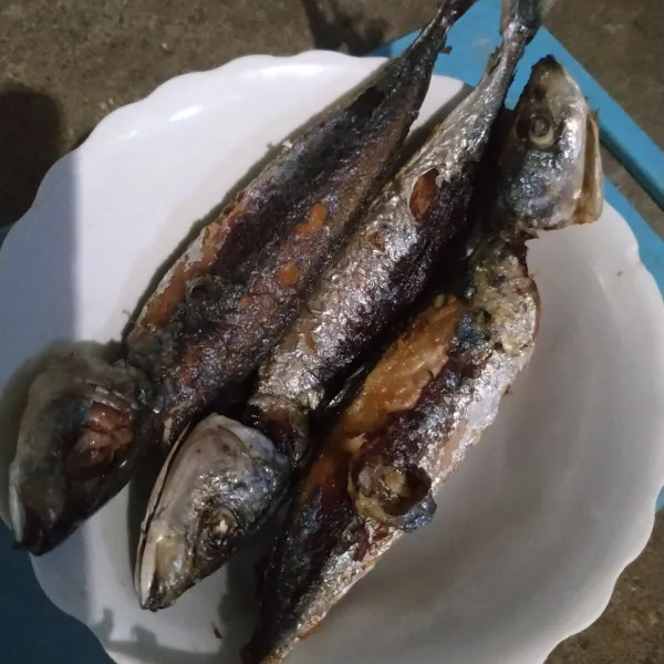 Goreng ikan lajang sampai matang. Angkat.