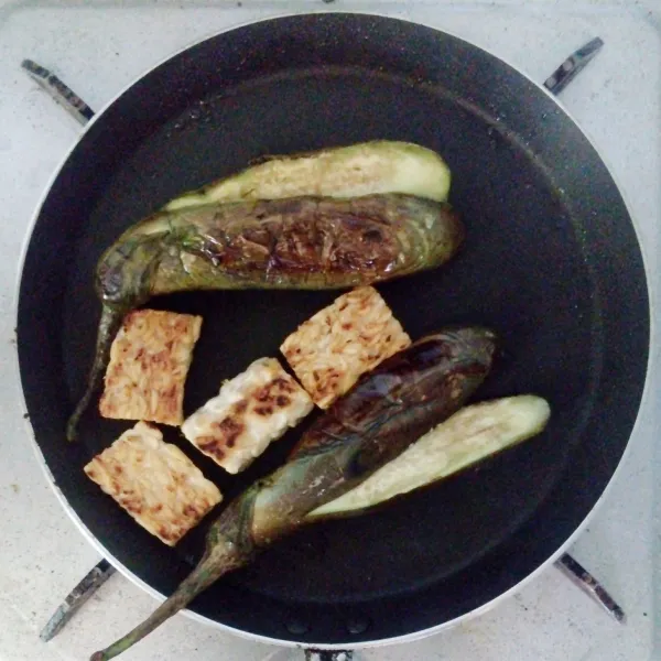 Panggang terong dan tempe hingga matang (kalau suka bisa dipanggang sedikit gosong), sambil diberi sedikit garam. Sisihkan dahulu.