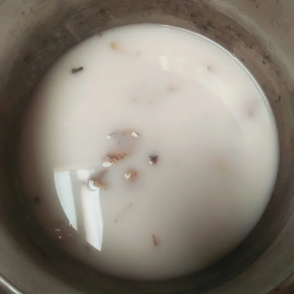 Siapkan panci lalu isi dengan susu cair masukan jahe,  kayu manis, cengkih dan kapulaga, lalu didihkan.