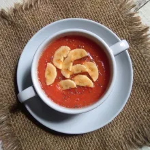 Penyajian: iris pisang lalu tata di mangkuk, beri sagu mutiara, bubur, es batu, dan sirup coco pandan