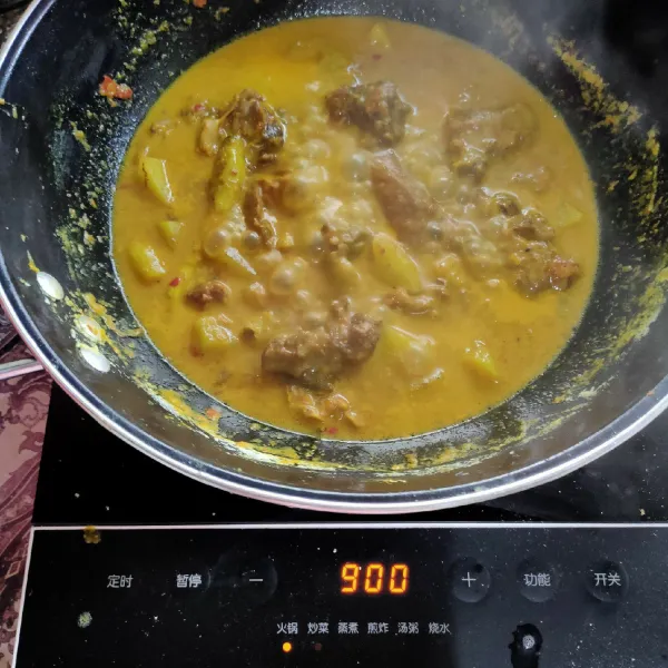 Masak gulai hingga bumbu meresap, angkat, tuang dalam wadah saji, sajikan.