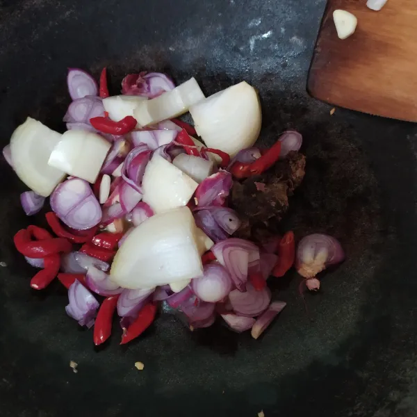 Tumis cabai, bawang  bombay, bawang merah, dan bawang putih sampai harum dan matang