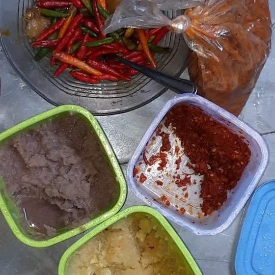 Siapkan semua bahan dan goreng ikan.