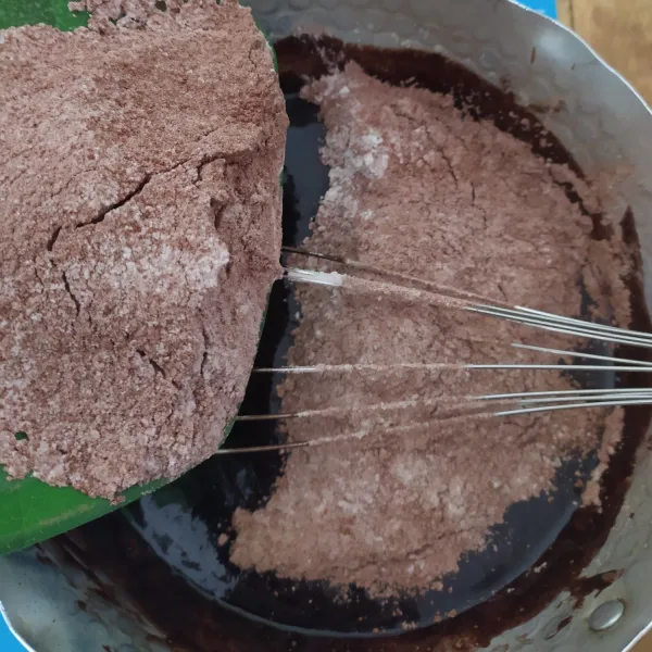 Masukkan tepung terigu dan coklat bubuk. Aduk rata