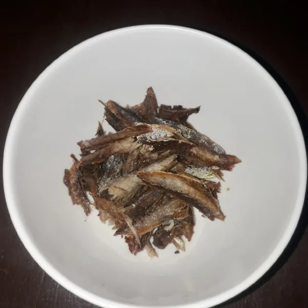 Goreng ikan cue sampai matang lalu suwir-suwir dagingnya.