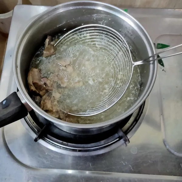 Siapkan daging dan iga kambing. Rebus selama 30 menit atau sampai empuk.