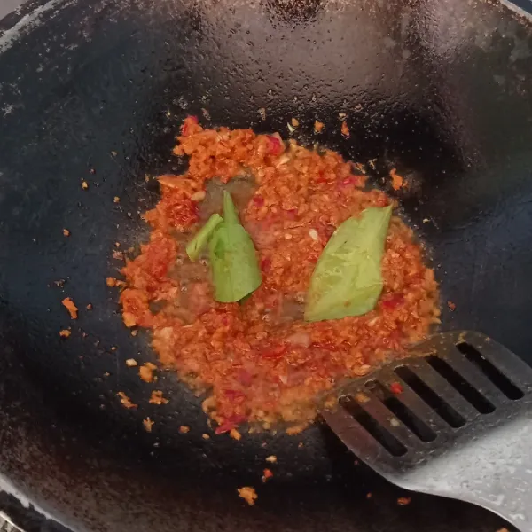 Panaskan minyak, tumis bumbu halus bersama daun jeruk dan daun salam, hingga matang dan harum.