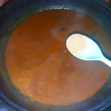 Tambahkan ketumbar bubuk, air asam, dan gula merah. Aduk rata