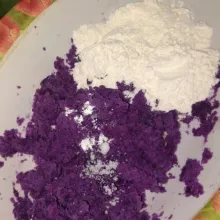 Campurkan ubi, garam, dan tepung terigu