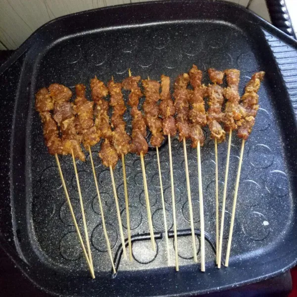 Siapkan panggangan dan panaskan. Panggang sate sampai matang, sambil di oles bumbu jika masih tersisa. Angkat dan sajikan bersama sambal kecap