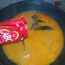 Tambahkan kecap manis dan kaldu bubuk, aduk rata