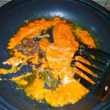 Masukkan bumbu halus dan daun salam, tumis hingga harum