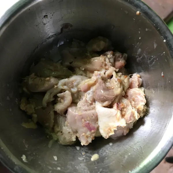 Potong ayam, lalu campurkan dengan air jeruk nipis, minyak wijen, kecap asin, garam dan bumbu halus. Diamkan selama 15 menit.