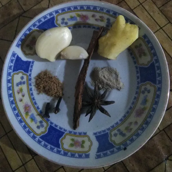 Siapkan bumbu-bumbu, geprek jahe. Lalu haluskan bawang putih, garam, merica bubuk dan pala bubuk.