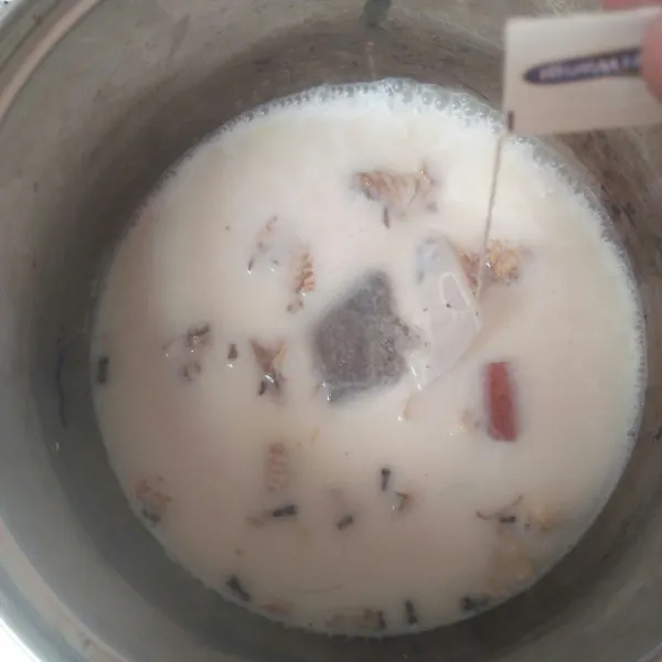 Setelah mendidih masukan teh celupnya didihkan sampe warna nya pekat.