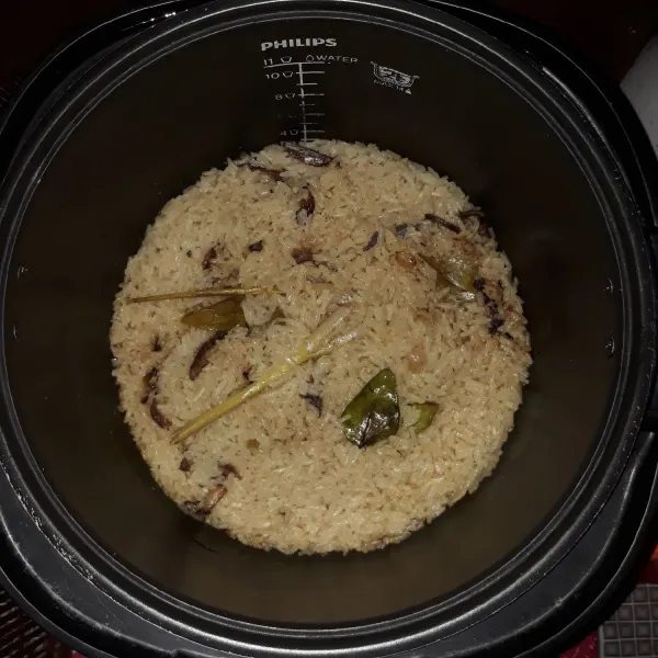 Masukkan ke dalam rice cooker lalu masak hingga matang. Sajikan dengan bahan pelengkap.