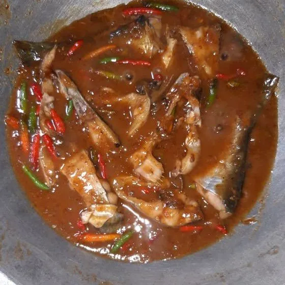 Masukkan ikan goreng lalu aduk sebentar hingga meletup-letup kembali.