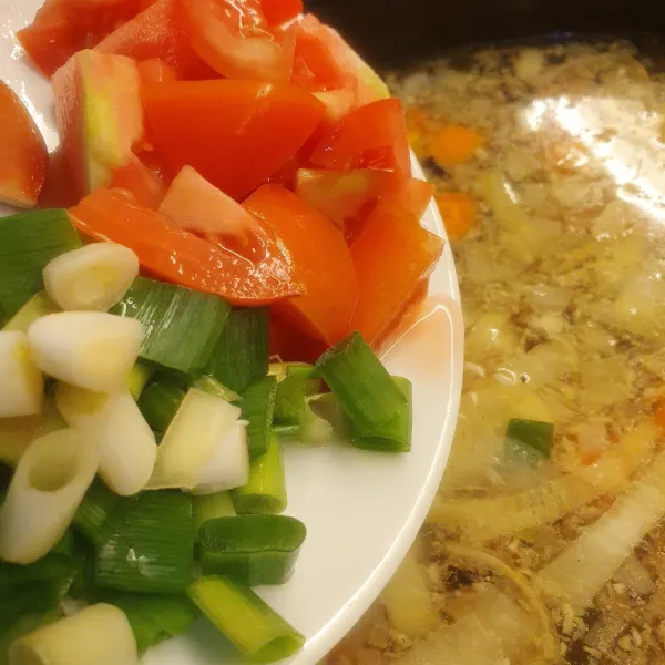 Sebelum diangkat, masukkan daun bawang dan tomat. Masak sebentar, matikan. Sajikan bersama jeruk nipis dan sambal.