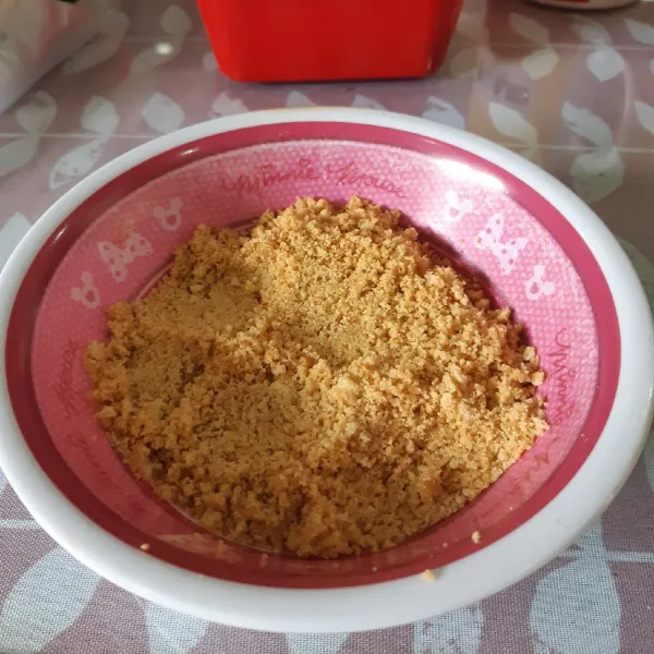 Haluskan regal dan tambahkan mentega cair.