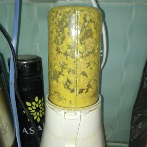 Blender bawang putih, kemiri, kunyit, ketumbar dan pala hingga halus.