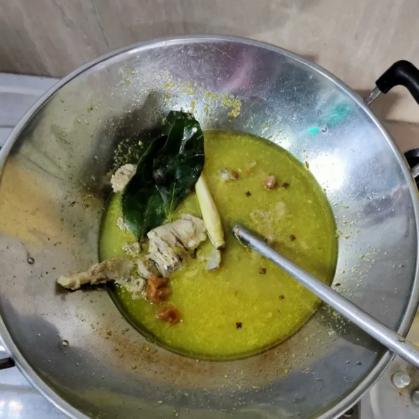 Masukkan daun salam, serai, gula merah, garam, lengkuas, kayu manis, cengkeh, dan kapulaga. Aduk rata. Masak hingga bumbu meresap. Tuang dalam piring saji dan siap disajikan.