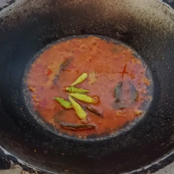 Jika rasa sudah pas, masukkan cabai rawit hijau. Kemudian matikan apinya.