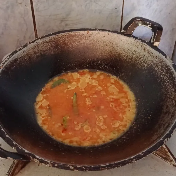 Tuang santan, beri garam, kaldu bubuk dan gula pasir. Masak hingga mendidih dan santan sedikit menyusut. Jangan lupa koreksi rasanya.