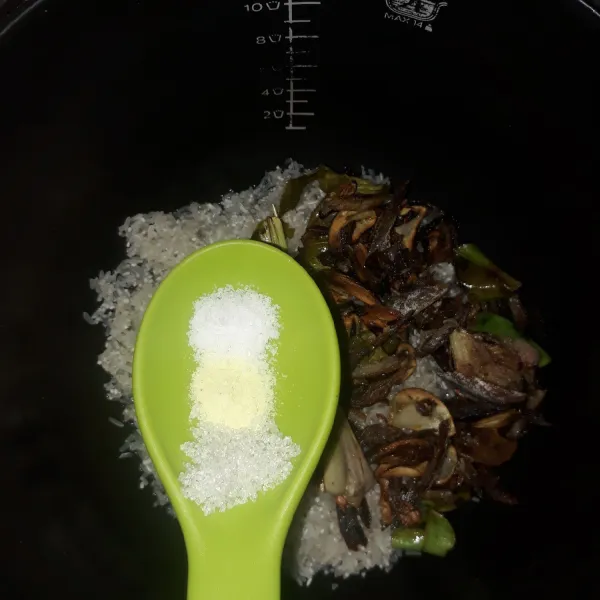 Tambahkan garam, kaldu bubuk dan gula.