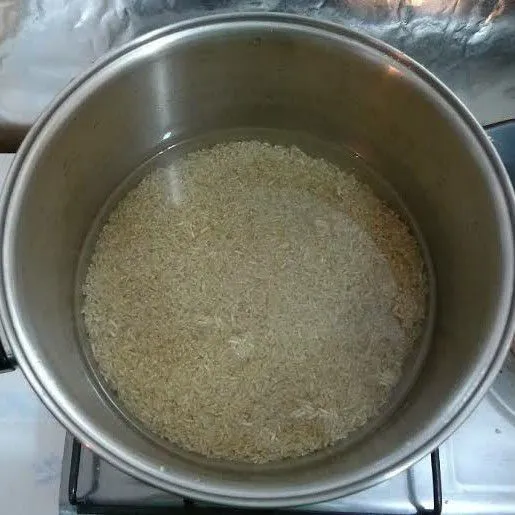 Cuci bersih beras ketan sampai air tidak keruh lagi, kemudian rendam min 3 jam.