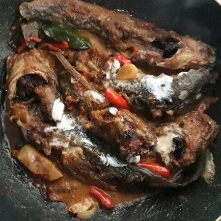 Masak sampai kuah hampir habis. Tuang santn kelapa kental. Masak sebentar lalu sajikan