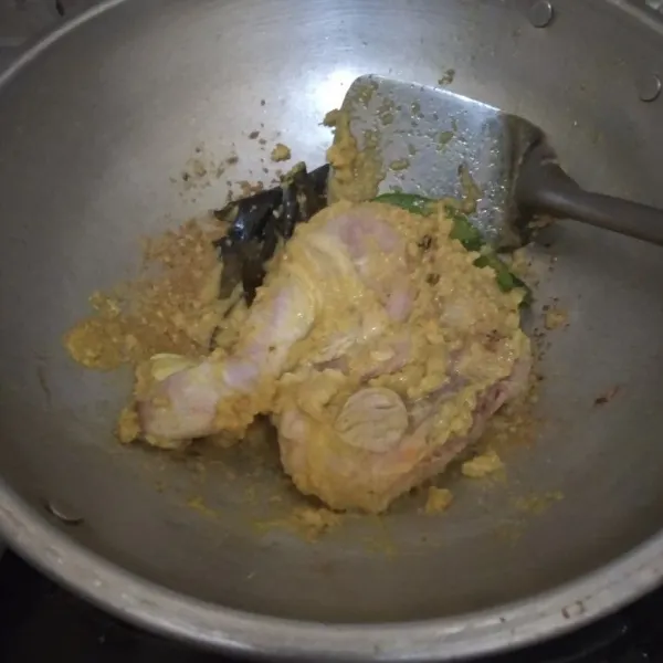 Masukkan ayam, aduk-aduk hingga ayam berubah warna.