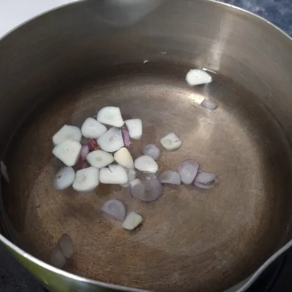 Rebus secukupnya air dan irisan bawang.