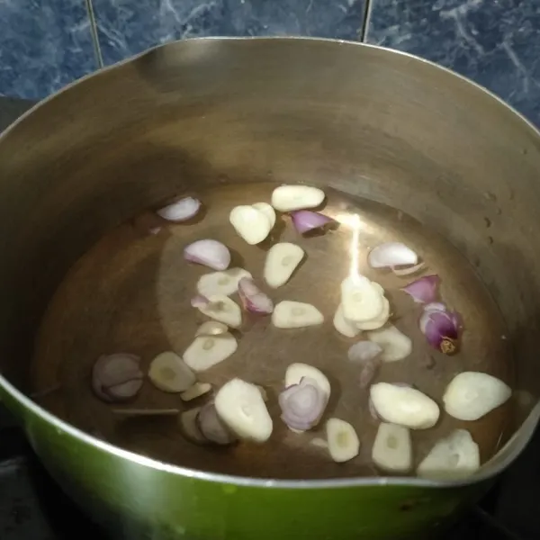 Rebus secukupnya air bersama irisan bawang.