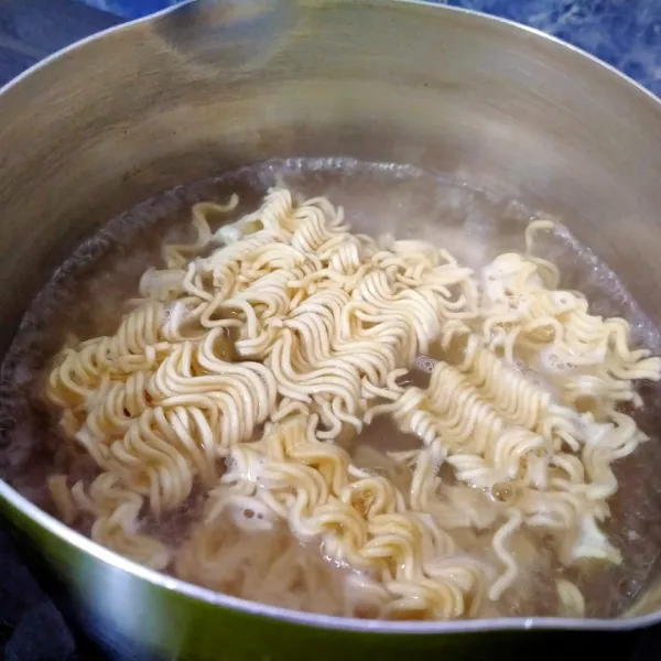 Rebus air hingga mendidih. Masukkan mie instan. Rebus selama 3 menit. Angkat, tiriskan. Sisihkan.