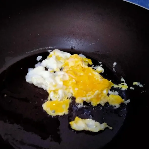 Telur ayam di scramble. Sisihkan. Jangan terlalu diaduk.
