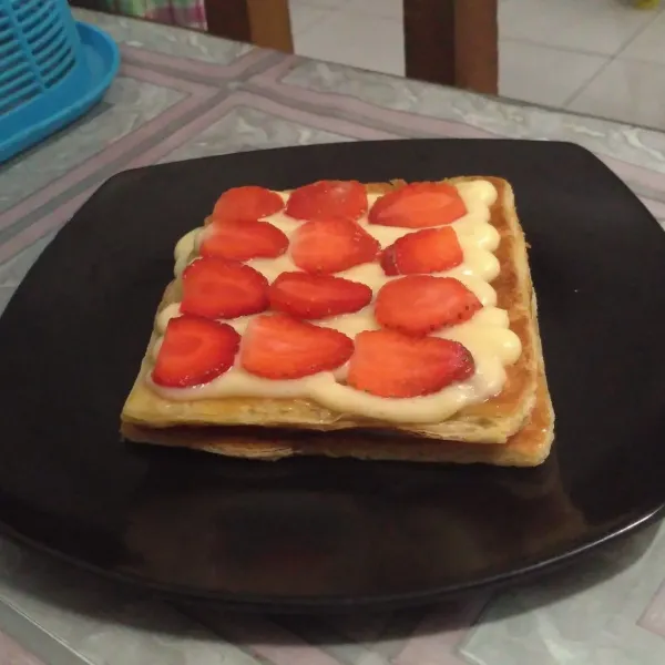 Potong-potong strawberry. Ambil puff pastry, semprot pastry cream, tata buah strawberry, lakukan sampe 3 lapis.