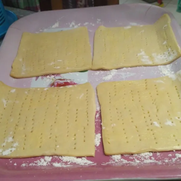 Siapkan puff pastry, oles margarin, tusuk-tusuk pake garpu.