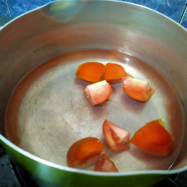 Didihkan air bersama irisan tomat.