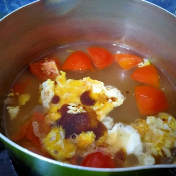 Kemudian masukkan telur, bumbu mie instan. Tambahkan garam, kecap ikan dan saos tiram. Aduk. Tes rasa.